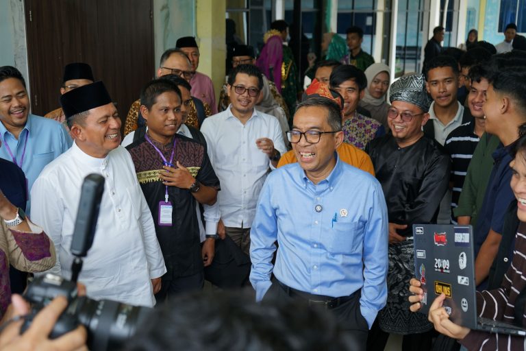 Mendiktisaintek dan Gubernur Kepri Tinjau UTBK-SNBT di Kampus UMRAH Senggarang